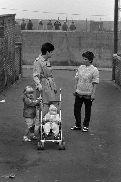 Keith Pattison, Police operation to get the first returning miner into the pit. Joanne, Gillian and Kate Handy with Brenda Robinson, Easington Colliery, Durham, 24 August 1984 © Keith Pattison