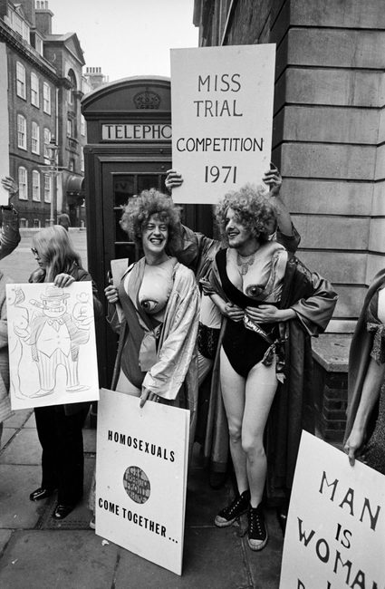 Unknown photographer, Members of the Gay Liberation Front protesting outside Bow Street Magistrates' Court in connection with the disruption of the Miss World contest at the Royal Albert Hall, London, 1971 © Getty Images / Hulton Archive